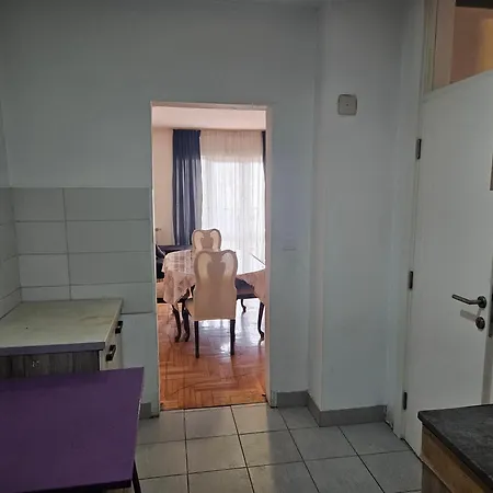 Suit 33 Apartment *